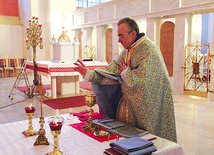 Ks. Józef Ulicki podczas sprawowania liturgii