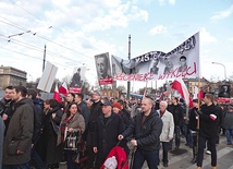 „Cześć i chwała bohaterom!” – skandowali uczestnicy krakowskiego marszu „Waszej pamięci, żołnierze wyklęci”