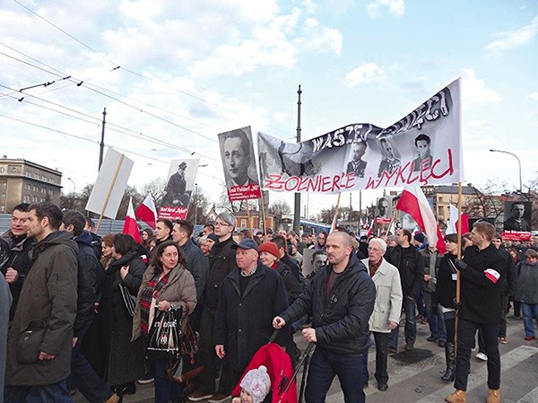 „Cześć i chwała bohaterom!” – skandowali uczestnicy krakowskiego marszu „Waszej pamięci, żołnierze wyklęci”