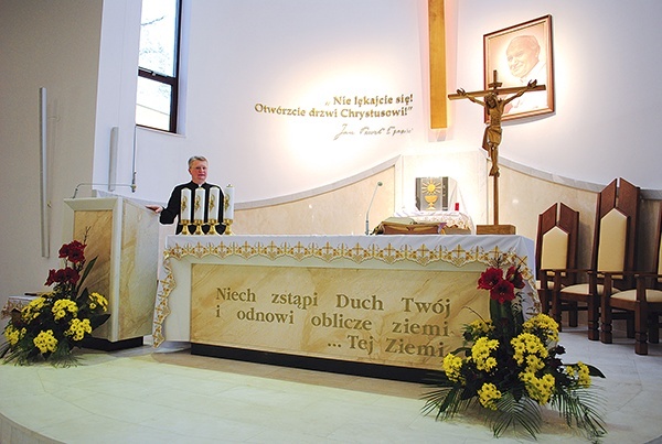 Papieski ołtarz w akademickiej kaplicy