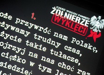 Teksty piosenek były wyświetlane,  by alumni i studenci świeccy mogli włączyć się śpiew