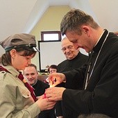  Rozpalenie kominka harcerskiego powierzono biskupowi Romanowi