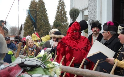 - Ścięcie śmierci to symboliczne odrzucenie zła i grzechu, bo zbliża się Wielki Post - mówi ks. Henryk Ćwiek