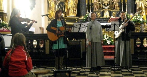 The Sisters w habitach