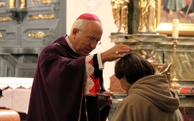 Bp Andrzej F. Dziuba posypuje głowy wiernych popiołem