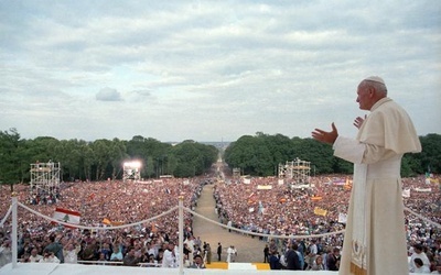 Jan Paweł II podczas spotkania z młodzieżą na Jasnej Górze w 1991 r.