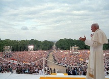 Jan Paweł II podczas spotkania z młodzieżą na Jasnej Górze w 1991 r.