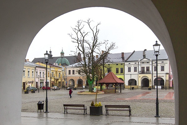 Przylepiony do krośnieńskiego rynku klasztor franciszkanów