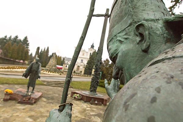 Na miejscu sowieckiego  czołgu stanął pomnik autorstwa Maksymiliana Biskupskiego