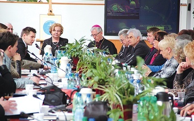  Konferencja zapowiadająca VII MŚR. Na zdjęciu m.in. prezydent Zabrza Małgorzata Mańka-Szulik i metropolita katowicki abp Wiktor Skworc