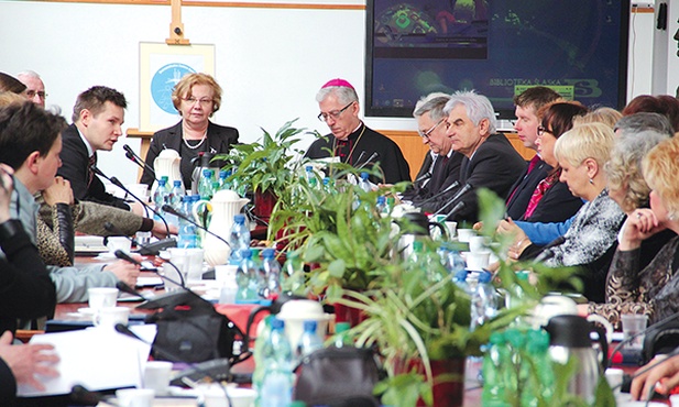 Konferencja zapowiadająca VII MŚR. Na zdjęciu m.in. prezydent Zabrza Małgorzata Mańka-Szulik i metropolita katowicki abp Wiktor Skworc