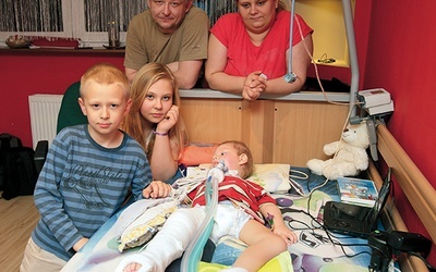 Urządzenia medyczne pomagają trzylatkowi w oddychaniu i jedzeniu  