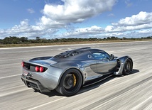 Hennessey Venom GT pędzi pasem lotniska centrum kosmicznego. A na liczniku 270,3 mil/h, czyli ponad 435 km/h