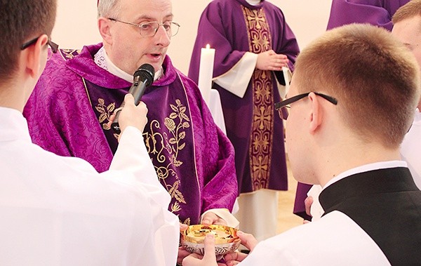 To ważny moment w życiu kleryka.  Akolita jest szczególnym sługą ołtarza