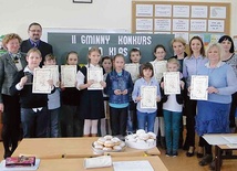 Nagrodzone dzieci z nauczycielami