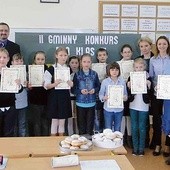 Nagrodzone dzieci z nauczycielami