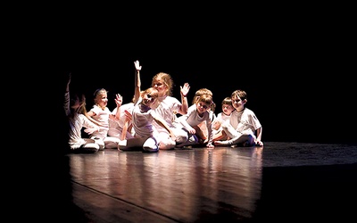 Dzieci ze szkół podstawowych uczyły się tańczyć głównie  przez zabawę