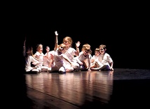 Dzieci ze szkół podstawowych uczyły się tańczyć głównie  przez zabawę