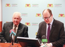 Czesław Nowak (po lewej) i prezydent Paweł Adamowicz mówili o inicjatywie upamiętnienia wizyty ojca świętego