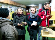  Wolontariusze SWM rozprowadzali płyty z filmami wśród uczestników spotkania 