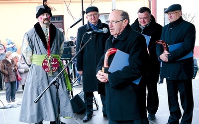  Ks. prał. Henryk Ćwiek, Tomasz Tyczyński, kierownik Muzeum Witolda Gombrowicza we Wsoli, i prezes Zarządu Banku Spółdzielczego w Jedlińsku Krzysztof Sadurski otrzymali statuetki „Jedliński Raczek” 