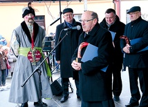  Ks. prał. Henryk Ćwiek, Tomasz Tyczyński, kierownik Muzeum Witolda Gombrowicza we Wsoli, i prezes Zarządu Banku Spółdzielczego w Jedlińsku Krzysztof Sadurski otrzymali statuetki „Jedliński Raczek” 