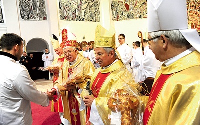  Na zakończenie odpustowej Eucharystii piekarze wręczyli swój świąteczny wypiek. Klucze św. Kazimierza otrzymali (od lewej): bp Adam Odzimek,  bp Paweł Socha, bp Henryk Tomasik i ks. inf. Stanisław Pindera 