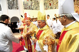  Na zakończenie odpustowej Eucharystii piekarze wręczyli swój świąteczny wypiek. Klucze św. Kazimierza otrzymali (od lewej): bp Adam Odzimek,  bp Paweł Socha, bp Henryk Tomasik i ks. inf. Stanisław Pindera 