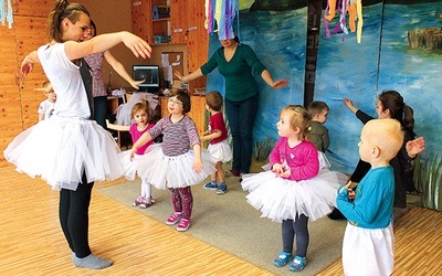  Weronika Lysko ćwiczy z przedszkolakami proste układy baletowe