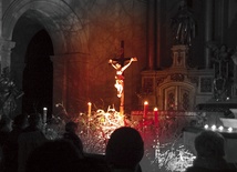 Adoracja to czas, gdy można powierzyć Ukrzyżowanemu swoje troski