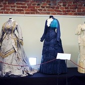  XIX-wieczne suknie przykuwają uwagę