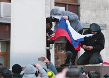 Prorosyjscy demonstranci próbują zawiesić flagę nad gmachem administracji w Doniecku