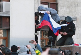 Prorosyjscy demonstranci próbują zawiesić flagę nad gmachem administracji w Doniecku