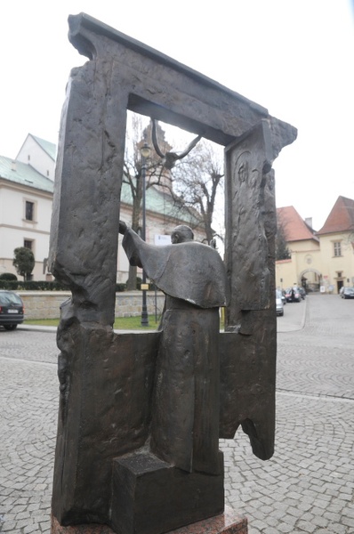 Papieskie rzeźby w Wieliczce