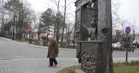 Papieskie rzeźby w Wieliczce