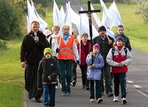 – Jak dobrze przygotować się do 25. rocznicy koronacji obrazu Matki Bożej Cierpliwie Słuchającej? A może pójść do Rokitna pieszo? W każdą pierwszą sobotę miesiąca o godz. 7.30 sprzed budynku Straży Pożarnej w Międzyrzeczu (przy drodze wylotowej do Rokitna) wyrusza piesza pielgrzymka