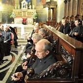 Dyskusja nad 23 projektami dokumentów synodu płockiego jest przygotowaniem do czwartej sesji plenarnej,  która odbędzie się w katedrze  24 maja (na zdjęciu uczestnicy  sesji synodalnej z 30 listopada  ub. roku)