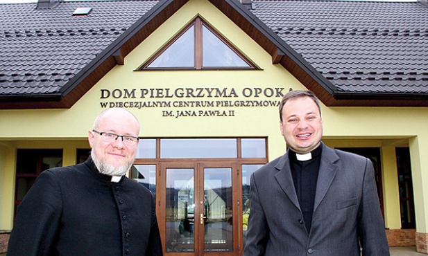 Ks. Piotr Adamczyk i ks. Marcin Kokoszka starają się prowadzić „Opokę” na wzór rodzinnego domu, w którym drzwi zawsze są otwarte
