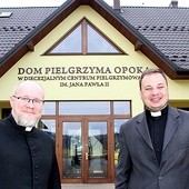 Ks. Piotr Adamczyk i ks. Marcin Kokoszka starają się prowadzić „Opokę” na wzór rodzinnego domu, w którym drzwi zawsze są otwarte