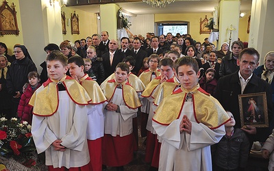 W kościele w Jaworznej podczas pożegnania obrazu. Nie wszyscy zmieścili się w świątyni