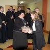 Laureatka konkursu Julia Węglarska odbiera dyplom i nagrody