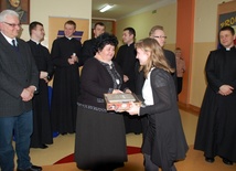 Laureatka konkursu Julia Węglarska odbiera dyplom i nagrody