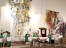 Eucharystia sprawowana przez bp. Romana Pindla na zakończenie wizytacji w Kobiernicach