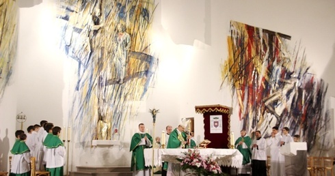 Eucharystia sprawowana przez bp. Romana Pindla na zakończenie wizytacji w Kobiernicach