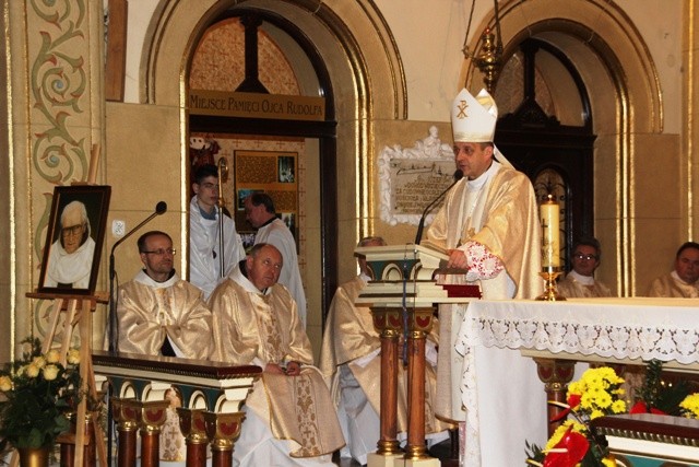 Bp Roman Pindel podczas prymicyjnej Eucharystii w wadowickim sanktuarium św. Józefa - u ojców karmelitów
