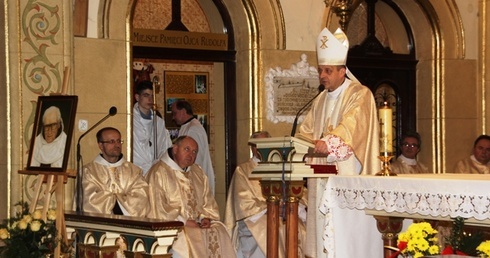 Bp Roman Pindel podczas prymicyjnej Eucharystii w wadowickim sanktuarium św. Józefa - u ojców karmelitów