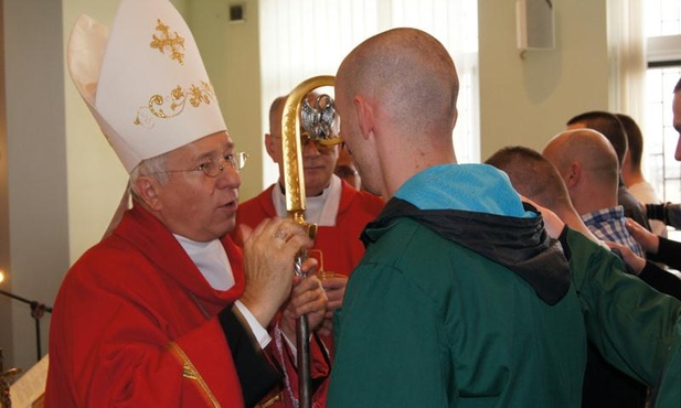 Bp Andrzej F. Dziuba udziela bierzmowania jednemu ze skazanych