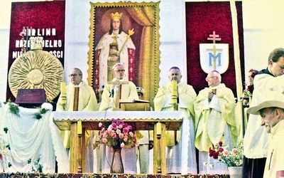 Uroczyste przekazanie relikwii św. Jadwigi Królowej ostrowieckiej parafii. Celebrze 16 lipca 1988 r. przewodniczył kard. Franciszek Macharski.  Pierwszy z lewej bp Edward Materski