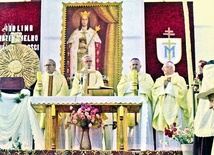 Uroczyste przekazanie relikwii św. Jadwigi Królowej ostrowieckiej parafii. Celebrze 16 lipca 1988 r. przewodniczył kard. Franciszek Macharski.  Pierwszy z lewej bp Edward Materski