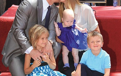Mark Wahlberg lubi fotografować się z całą rodziną. Na zdjęciu z żoną, modelką Rheą Durham, i dziećmi w hollywodzkiej Alei Gwiazd 